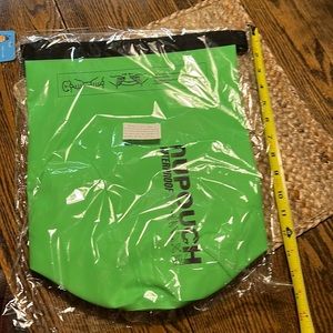 Water proof bag Great for boating kayaking beach outdoors activities nwt green